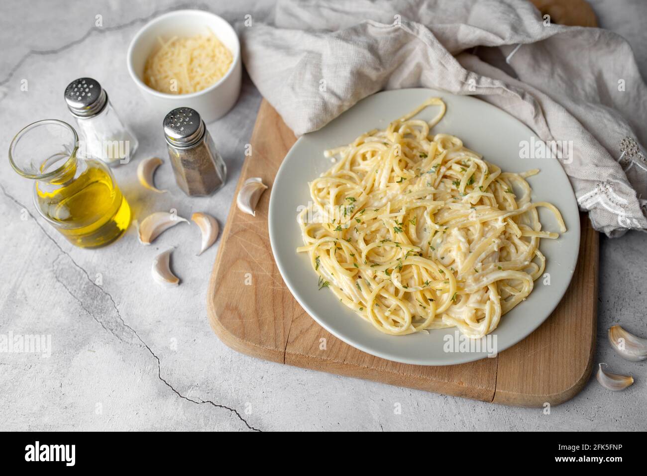 Dîner de pâtes Alfredo avec sauce blanche crémeuse et assaisonnement aux herbes. Pâtes faites dans le restaurant italien Alfredo. Pâtes au fromage Alfredo. Banque D'Images