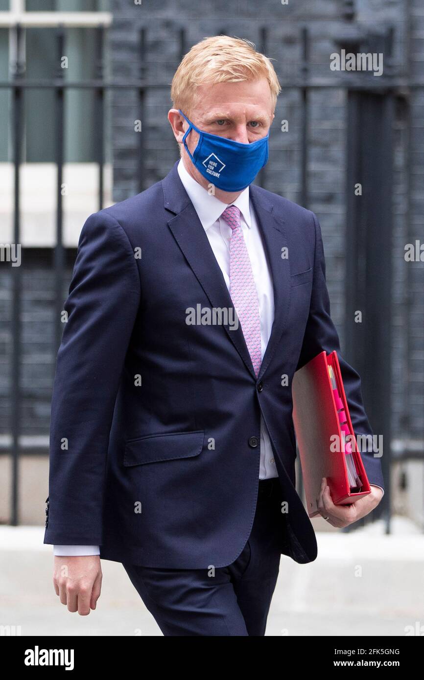 Le député et ministre de la Culture, Oliver Dowden, quitte le no 10 Downing Street le mercredi 28 avril 2021 Banque D'Images