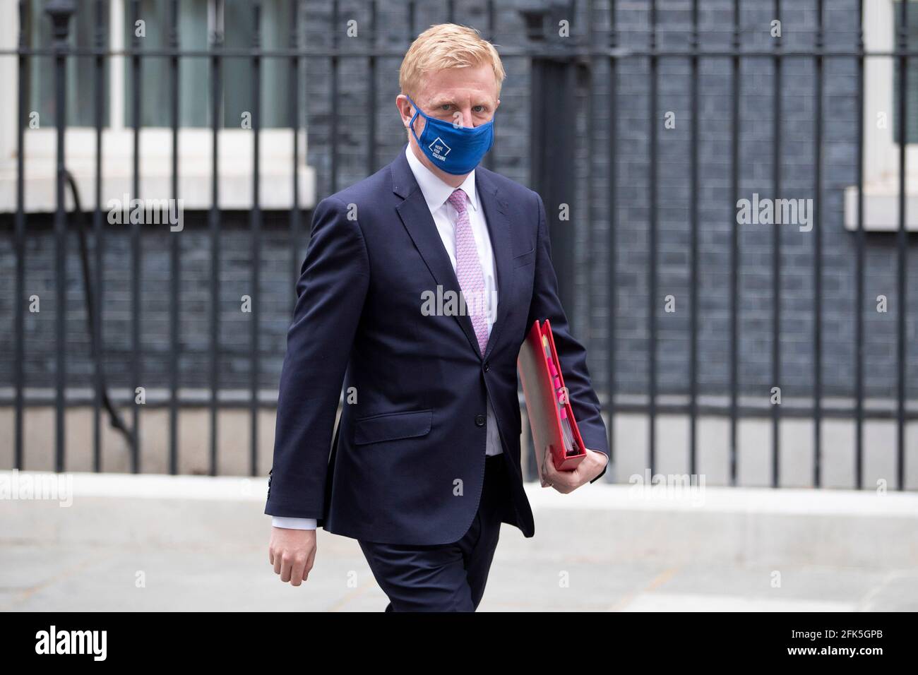 Le député et ministre de la Culture, Oliver Dowden, quitte le no 10 Downing Street le mercredi 28 avril 2021 Banque D'Images