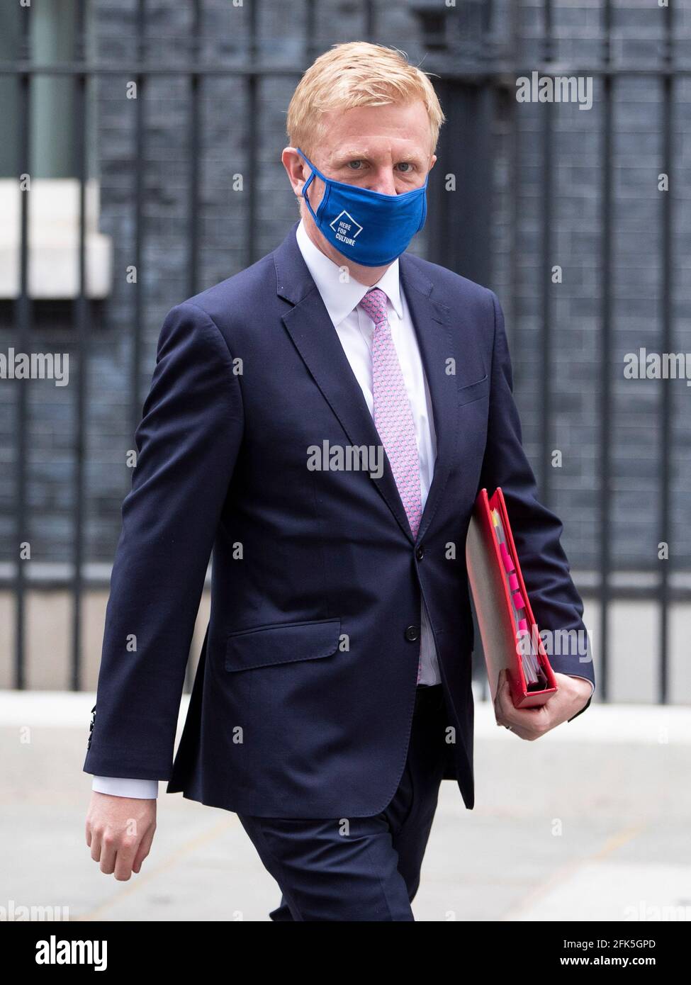 Le député et ministre de la Culture, Oliver Dowden, quitte le no 10 Downing Street le mercredi 28 avril 2021 Banque D'Images