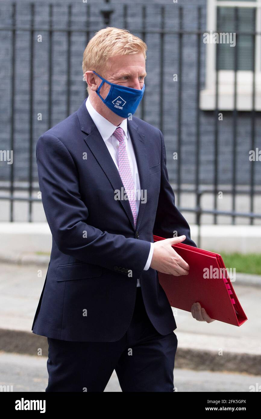 Le député et ministre de la Culture, Oliver Dowden, quitte le no 10 Downing Street le mercredi 28 avril 2021 Banque D'Images
