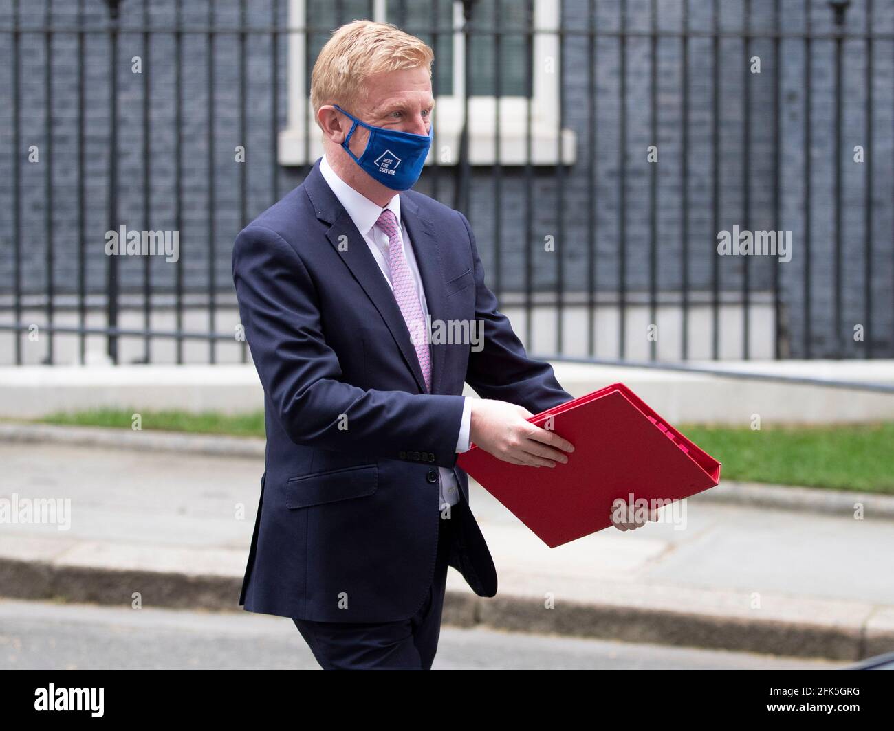 Le député et ministre de la Culture, Oliver Dowden, quitte le no 10 Downing Street le mercredi 28 avril 2021 Banque D'Images