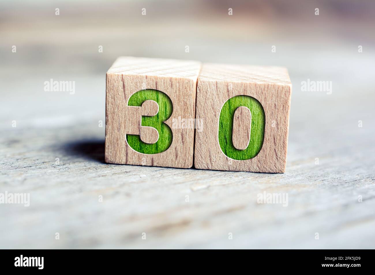 Numéro 30 formé par des blocs de bois sur UNE planche Banque D'Images