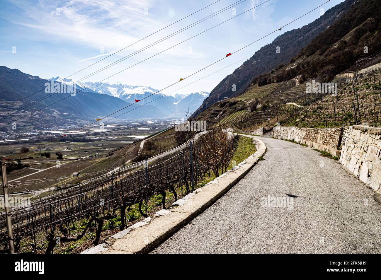 Saillon, Suisse 28.03.2021 - Martigny et crevasse et vignobles au printemps, Farinet randonnée Banque D'Images