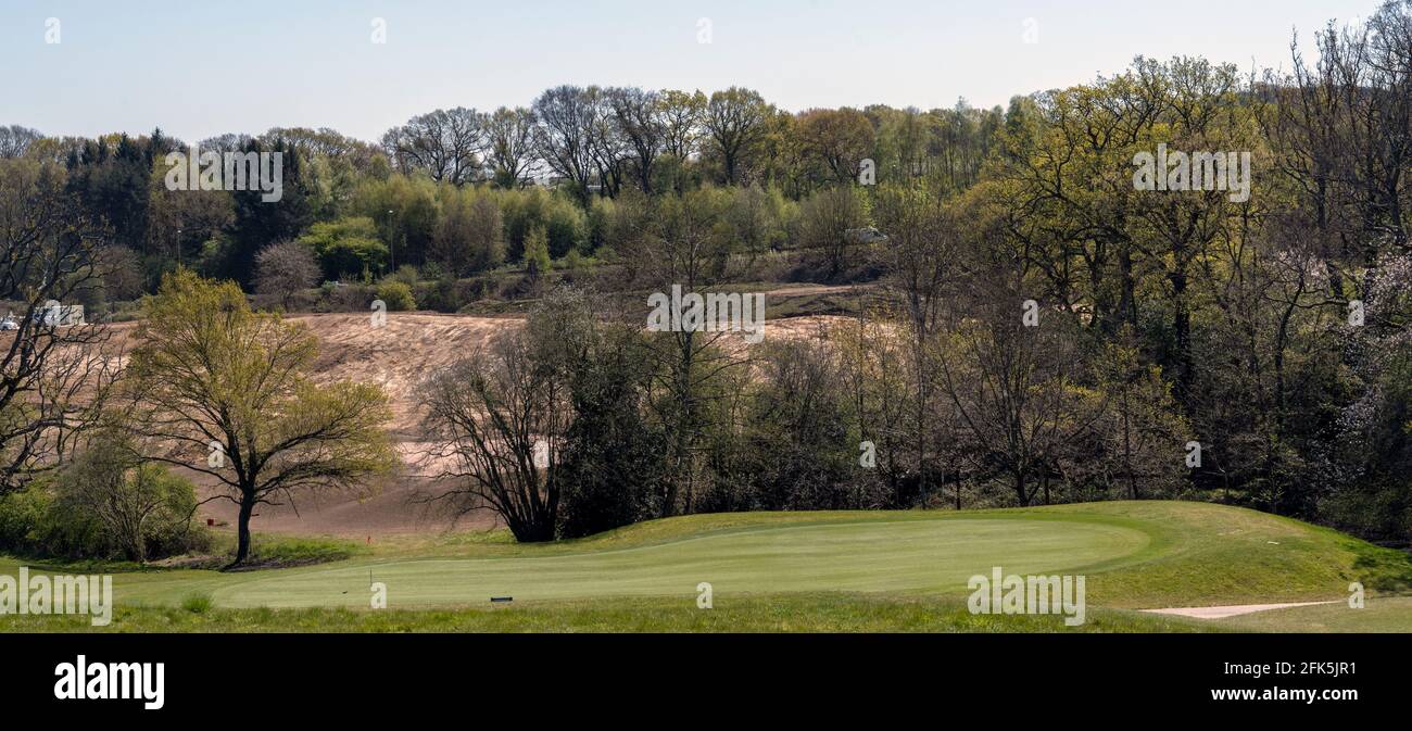 Vue sur le paysage de la construction des travaux de terre de nouveaux trous de golf au parcours de golf Boundary Lakes, Ageas Bowl, West End, Hampshire, Angleterre, ROYAUME-UNI Banque D'Images