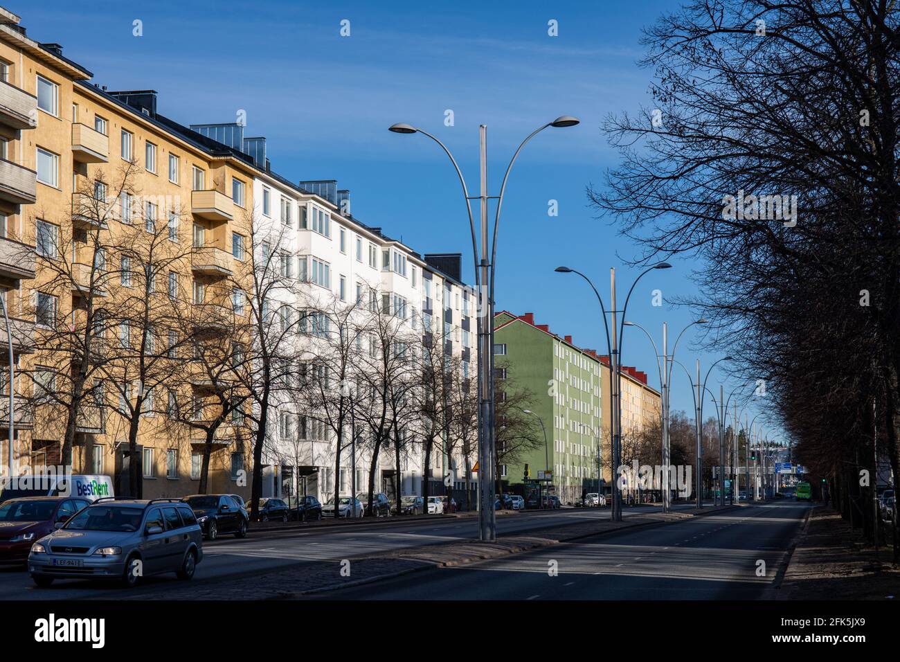 Huopalahdentie avec des réverbères caractéristiques dans le quartier de Munkkiniemi à Helsinki, en Finlande Banque D'Images