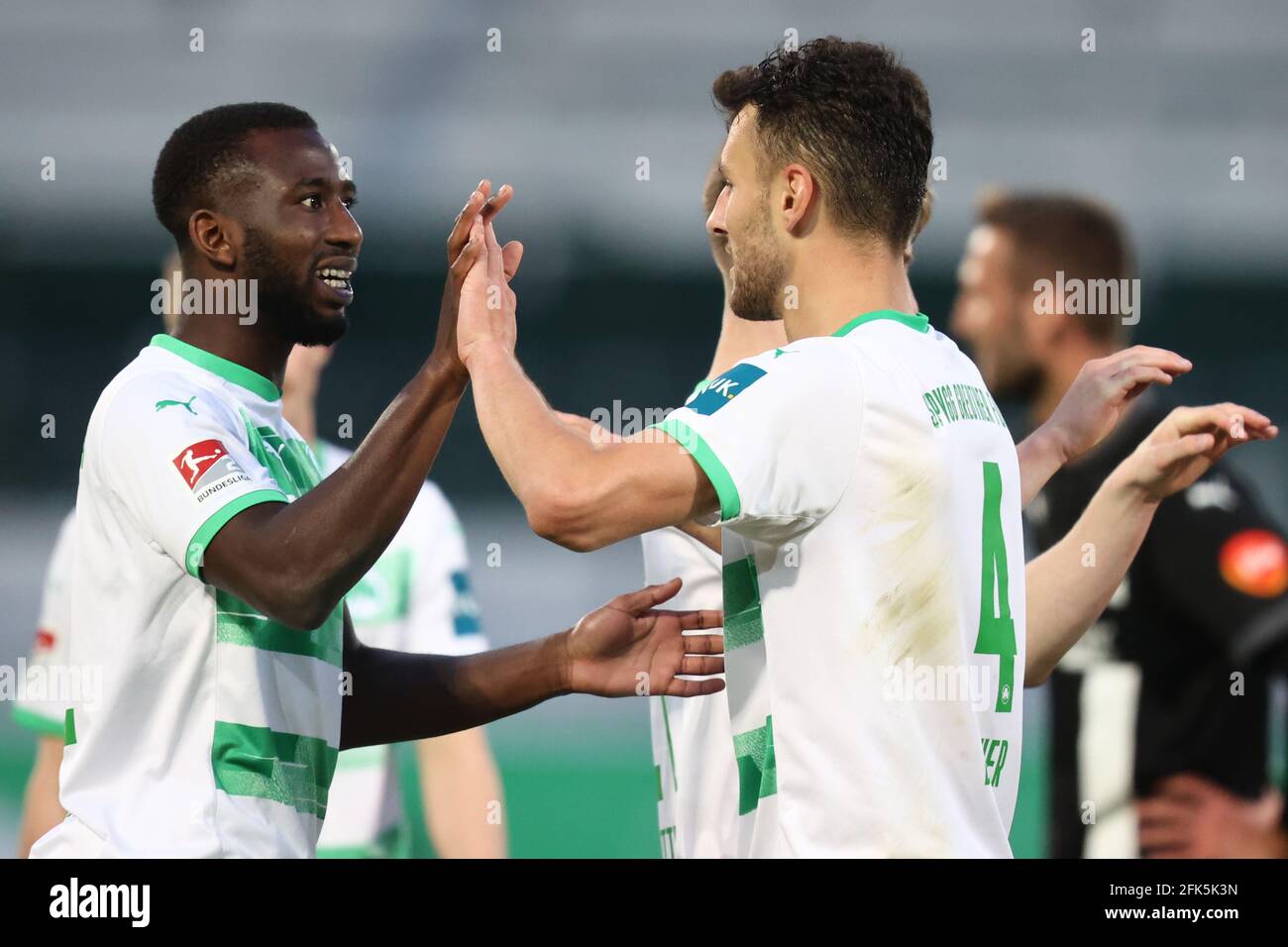 28 avril 2021, Bavière, Fürth: Football: 2. Bundesliga, SpVgg Greuther  Fürth - SV Sandhausen, Matchday 28, au Sportpark Ronhof Thomas Sommer.  Maximilian Bauer (r) de Fürth célèbre leur victoire avec son collègue