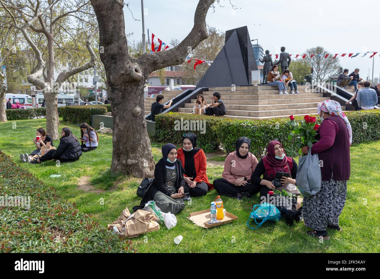 Personnes sur la côte de Kadikoy avant le couvre-feu à long terme qui commencera le 29 avril à Kadikoy, Istanbul Turquie, le 23 avril 2021. Banque D'Images