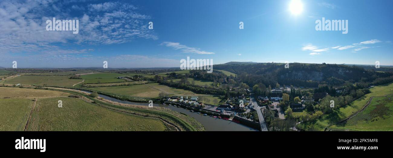 Vue panoramique aérienne d'Amberley sur les rives de la rivière Arun dans West Sussex, dans un emplacement pittoresque dans South Downs. Banque D'Images