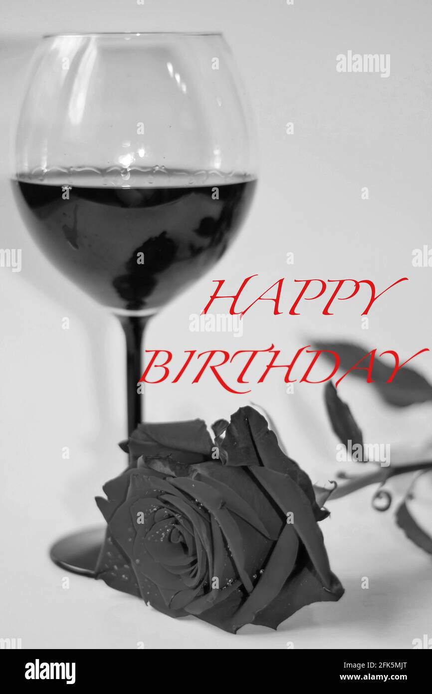 Photo noir et blanc de rose et verre de vin Avec texte Joyeux anniversaire  Photo Stock - Alamy
