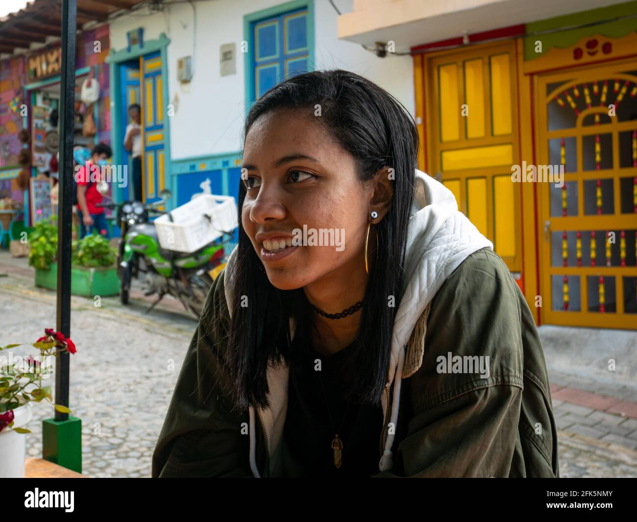 Guatapé, Antioquia, Colombie - avril 3 2021 : jeune femme Latina assis à la table du restaurant à l'extérieur Banque D'Images