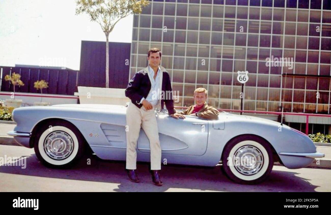 ROUTE 66 CBS TV série 1960-64 avec George Maharais at À gauche comme Buzz Murdock et Martin Milner comme Tod Stiles Avec leur Corvette de Chevrolet Banque D'Images