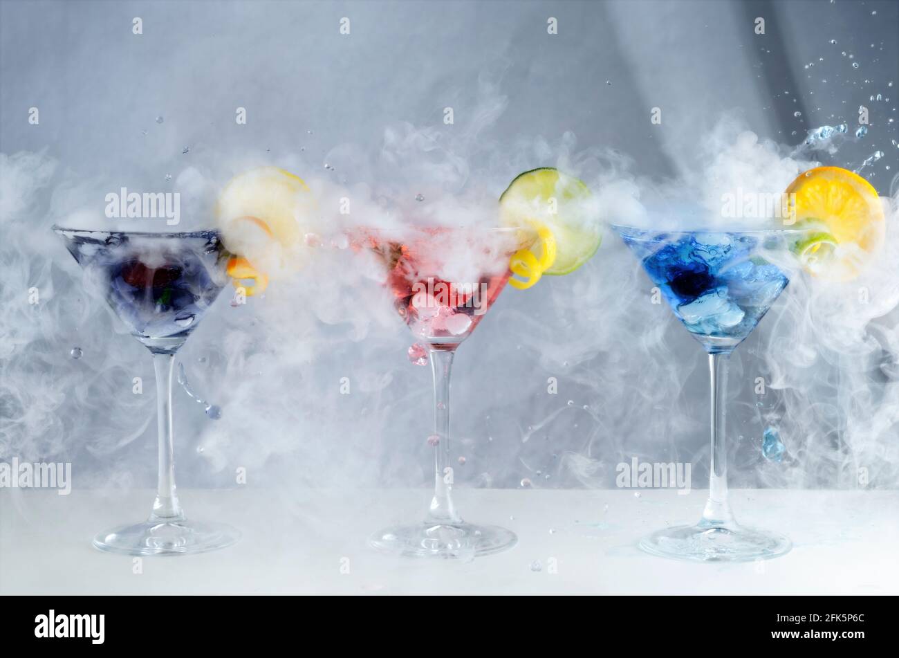 Cocktails artisanaux colorés avec fumée de glace sèche Banque D'Images