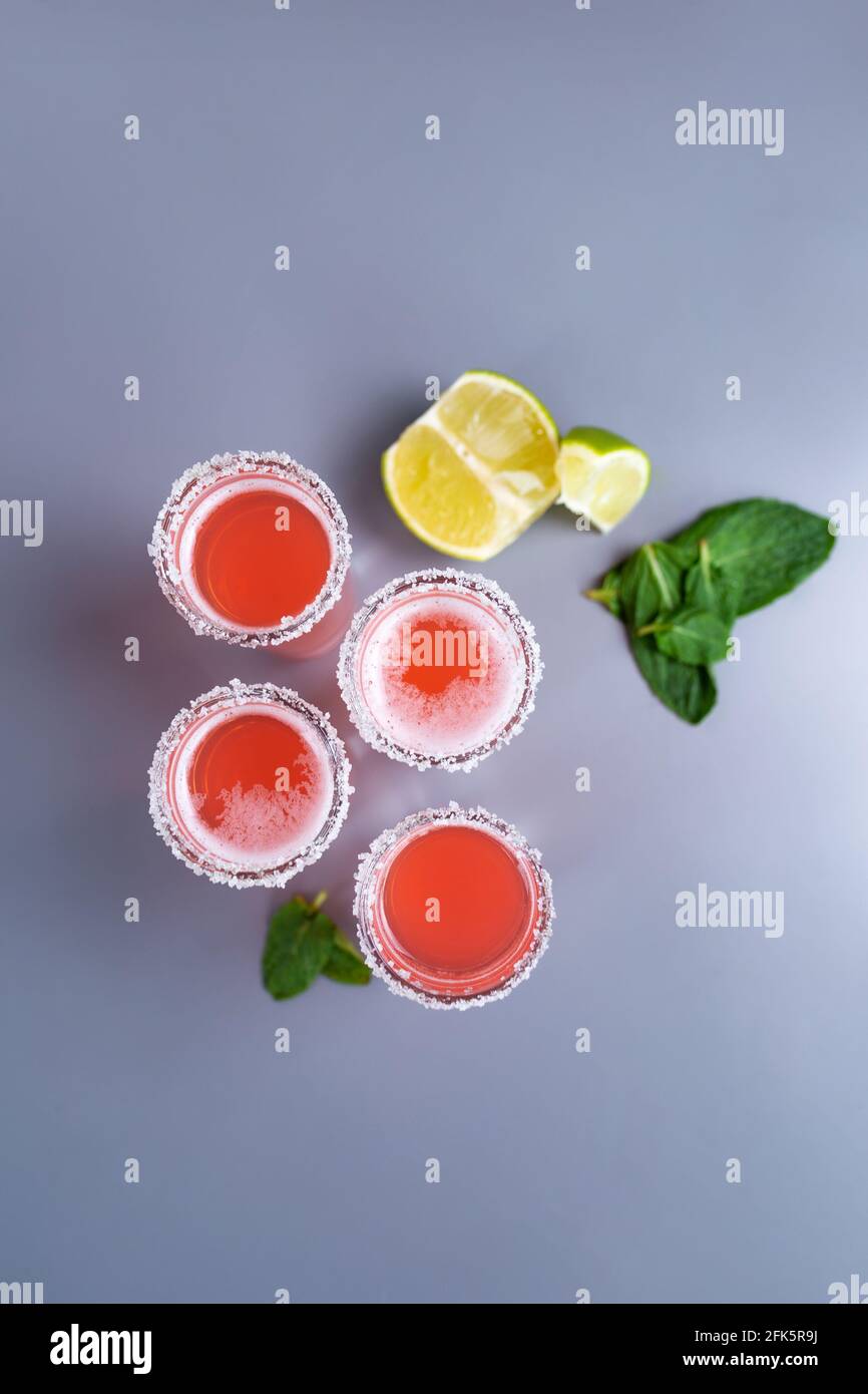 ensemble de quatre cocktails roses avec vue sur le dessus de citron vert et menthe. Banque D'Images