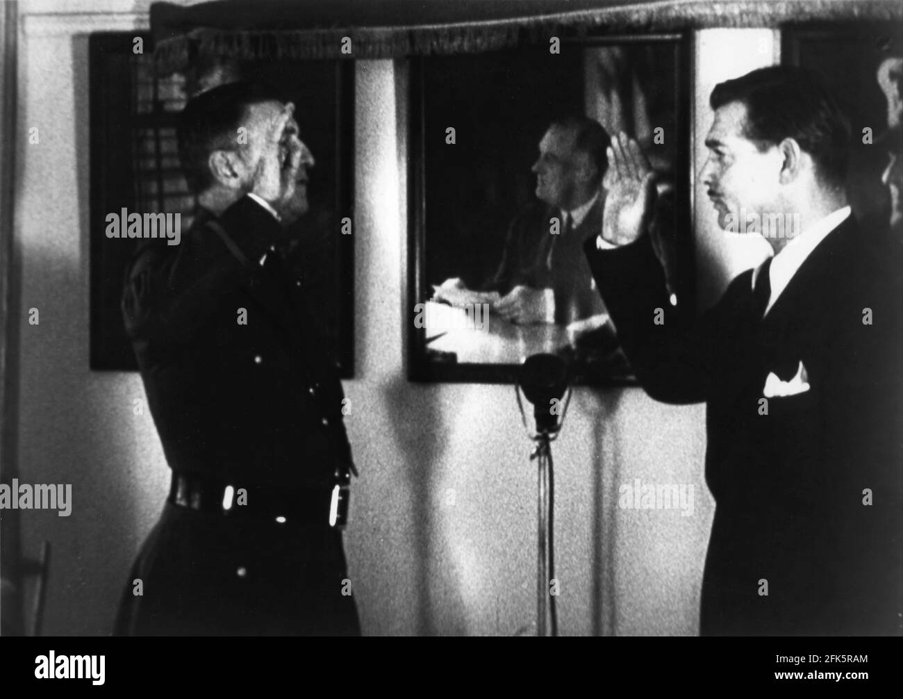 CLARK PIGNON étant assermenté en tant que soldat Gable dans les forces aériennes de l'armée américaine par LE COLONEL MALCOLM ANDRUSS au bureau de recrutement de Los Angeles dans le bâtiment fédéral le 12 août 1942 Banque D'Images