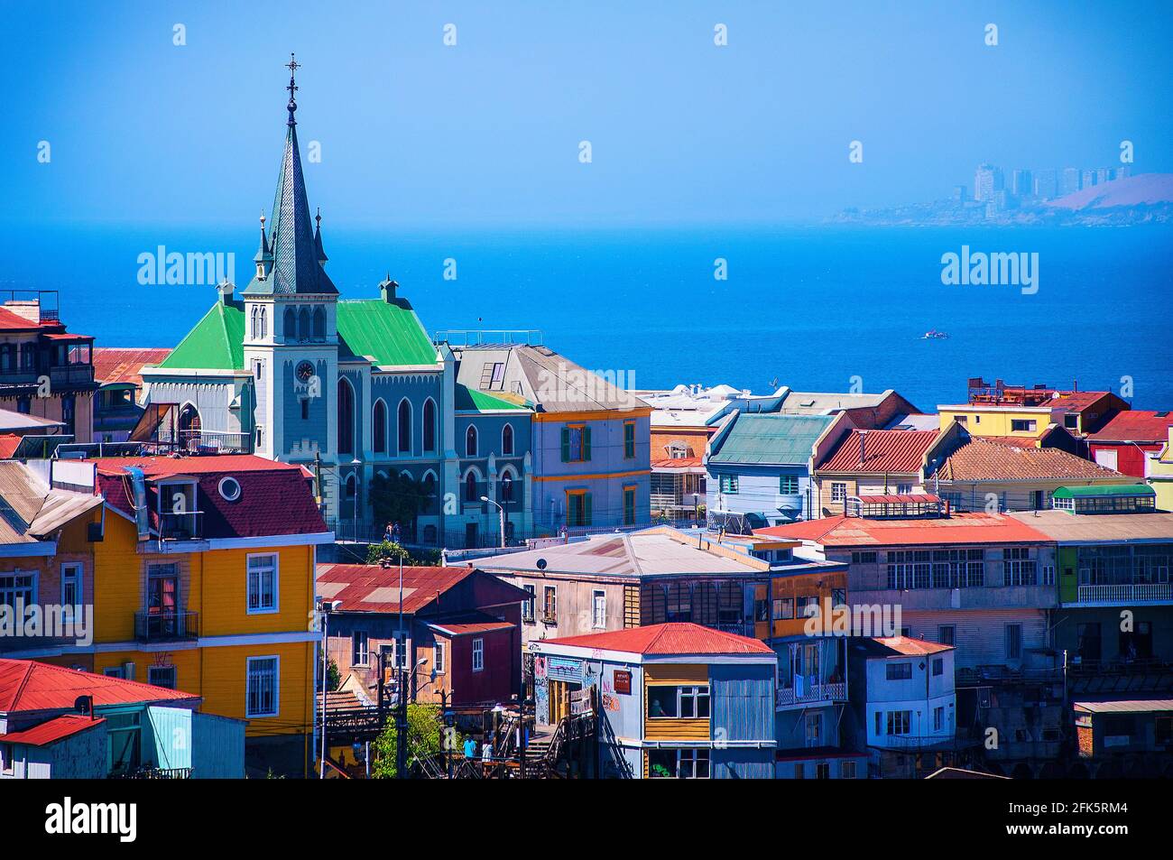 Vue panoramique sur la ville, ses maisons et la mer en arrière-plan. Valparaíso, Chili. Banque D'Images