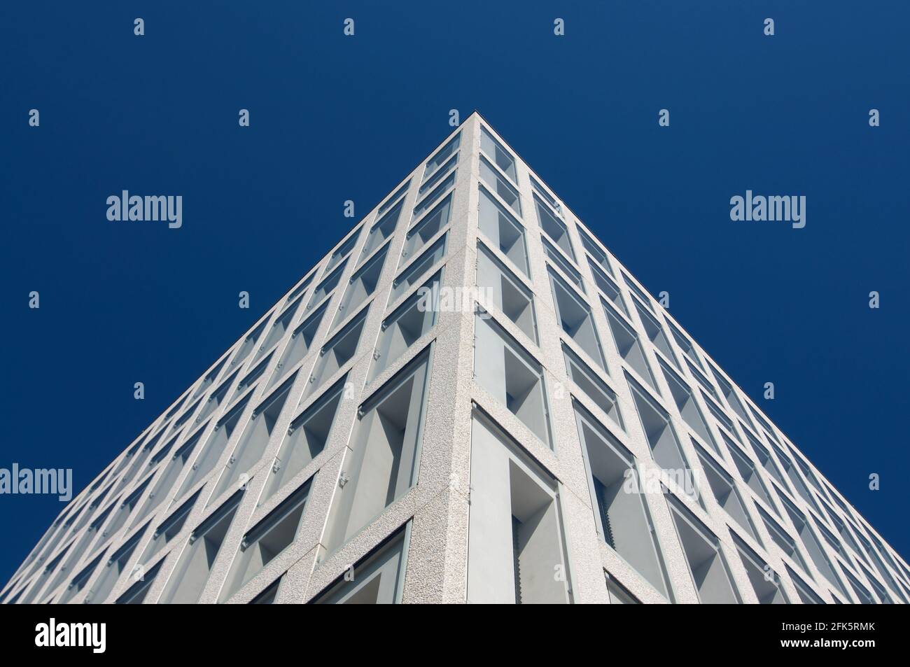 Vue à angle bas d'une façade moderne de bâtiment de bureau à Rotkreuz, Suisse Banque D'Images