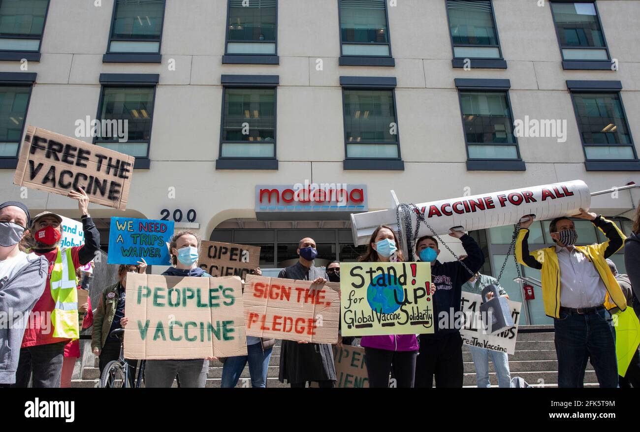 Cambridge, Massachusetts, États-Unis. 28 avril 2021, Cambridge, Massachusetts, États-Unis : des manifestants se rassemblent devant le siège de Moderna à Cambridge pour appeler à un meilleur accès mondial à la technologie qui sous-tend le vaccin COVID-19 de Cambridge. Crédit: Keiko Hiromi/AFLO/Alay Live News crédit: AFLO Co. Ltd./Alay Live News Banque D'Images