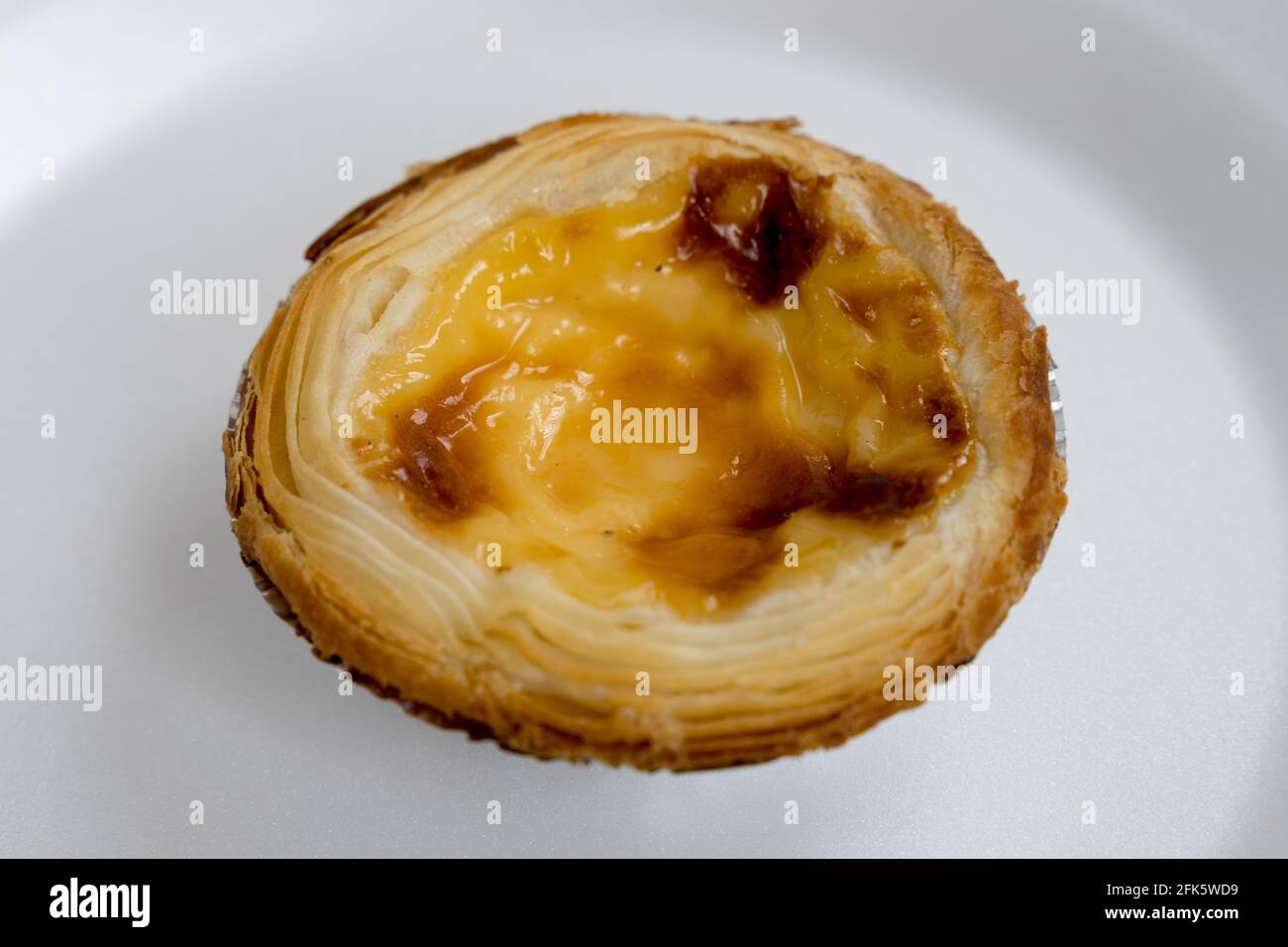 Tarte aux œufs sur fond blanc Banque D'Images