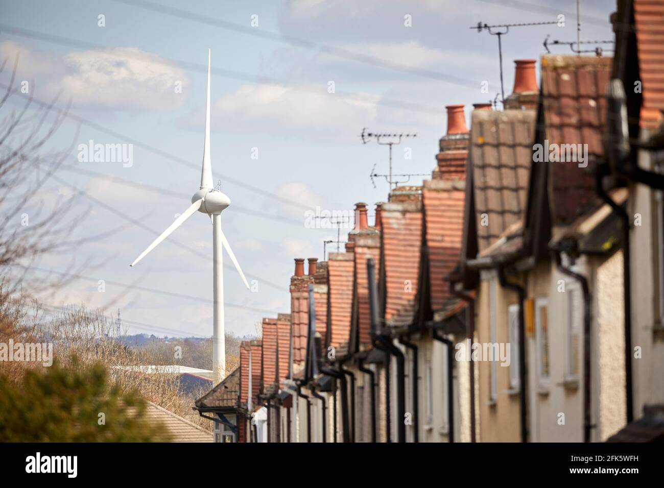 Solo éolienne à Alfreton Derbyshire, près du stock de logements Banque D'Images