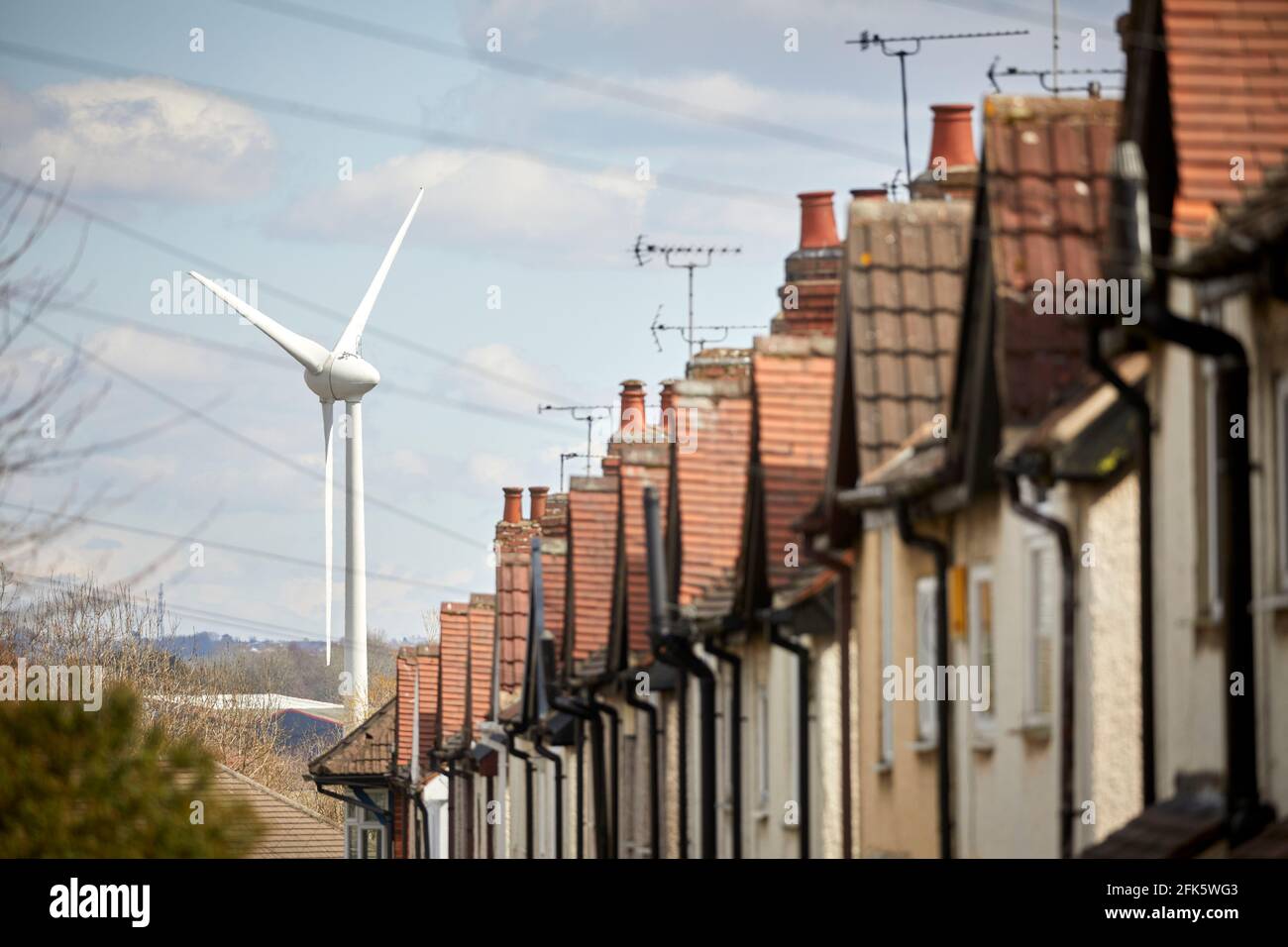 Solo éolienne à Alfreton Derbyshire, près du stock de logements Banque D'Images