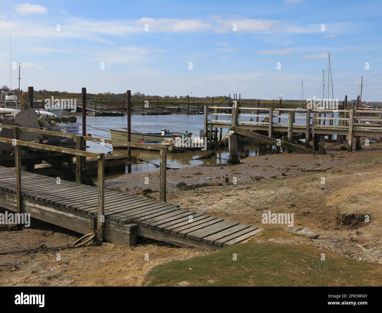 Atterrissage en bois au port de Southwold, sur le côté nord de la rivière Blyth ; un endroit populaire à visiter pour de larges vues ouvertes et le patrimoine de pêche Banque D'Images