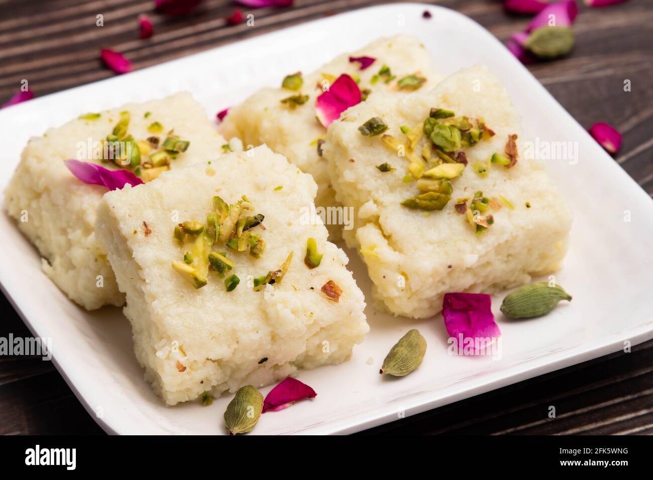Indian Mithai Hot Kalakand Burfi également connu sous le nom d&#39;Alwar Mawa Qalaqand Barfi, Mishri Mava ou Khoa Milkcake est fait de lait solidifié Meetha Doodh Khoya Photo Stock - Alamy