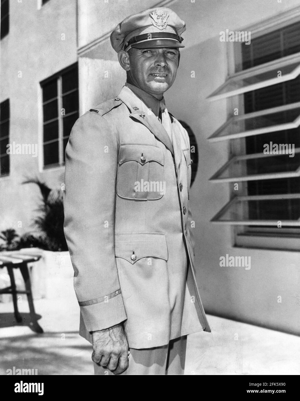 DEUXIÈME LIEUTENANT CLARK PIGNON des forces aériennes de l'Armée des États-Unis après avoir obtenu son diplôme de l'A.A.F. École candidate de l'officier à Miami Beach, Floride, le 28 octobre 1942 Banque D'Images