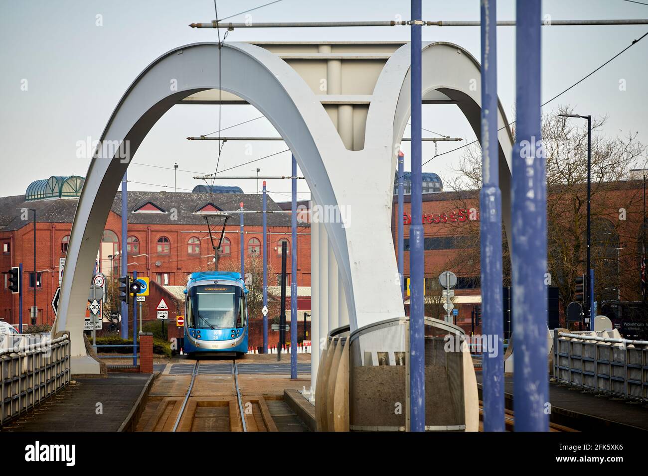 Le pont de triangle, qui traverse le centre en contrebas du rond-point de Bilston Street Island jusqu'à Wolverhampton St. George's. Banque D'Images