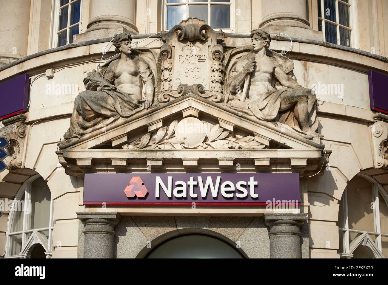 Wolverhampton ville, dans l'ouest Midlands Queen Square entrée décorative e à la banque NatWest Banque D'Images
