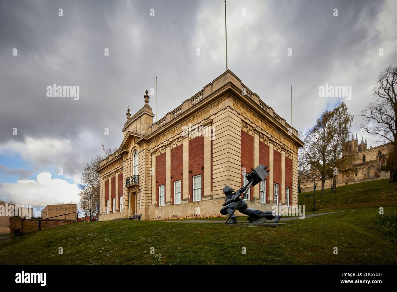 Lincoln, Lincolnshire, East Midlands, Terrace Gardens, Usher Gallery, Et l'œuvre de sculpture « A Mighty Blow for Freedom » de Michael Sande 1988 Banque D'Images