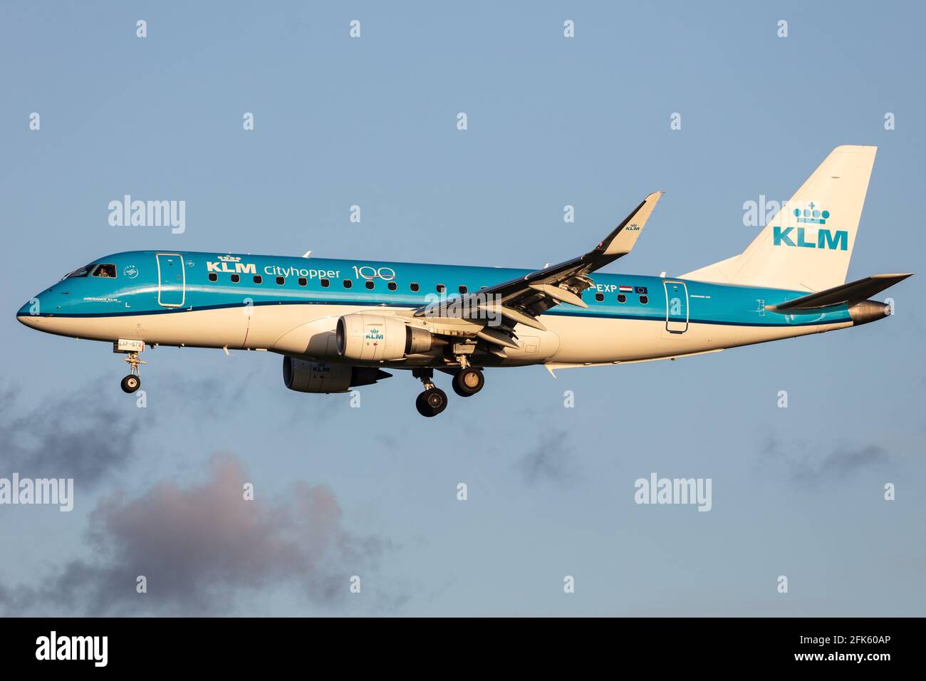 AMSTERDAM, PAYS-BAS - 12 septembre 2020 : KLM (KL / KLM) approche de l'aéroport d'Amsterdam Schiphol (EHAM/AMS) avec un Embraer E175STD E75L (pH-EXP/17000678) Banque D'Images