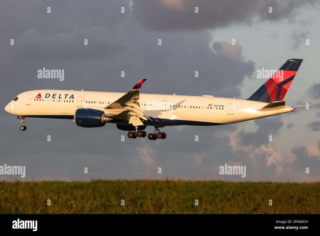 AMSTERDAM, PAYS-BAS - 12 septembre 2020 : Delta Air Lines (DL / DAL) approche de l'aéroport d'Amsterdam Schiphol (EHAM/AMS) avec un Airbus A350-941 A359 (N509 Banque D'Images