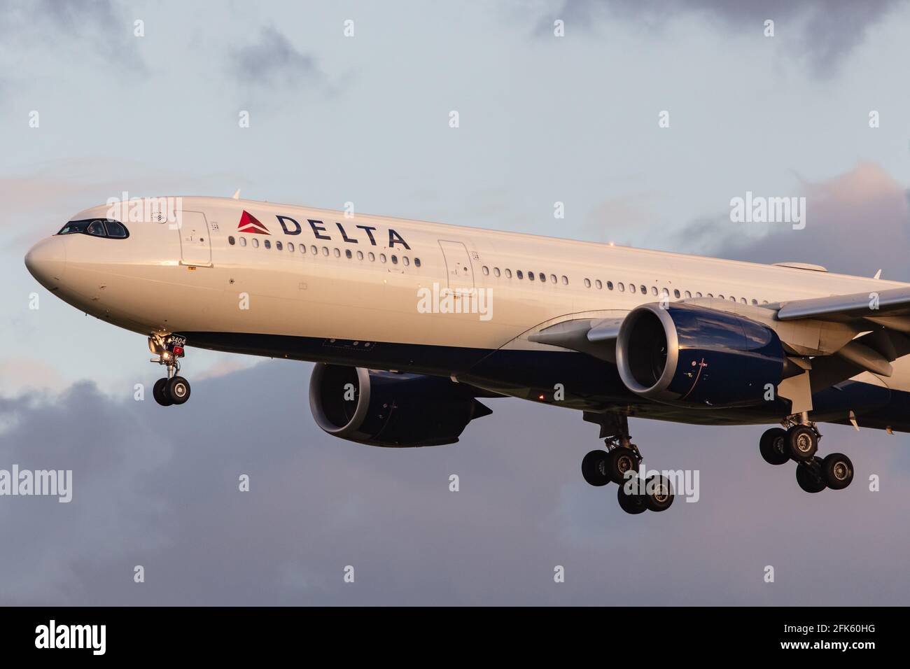 AMSTERDAM, PAYS-BAS - 12 septembre 2020 : Delta Air Lines (DL / DAL) approche de l'aéroport d'Amsterdam Schiphol (EHAM/AMS) avec un Airbus A330-941 A339 (N404 Banque D'Images