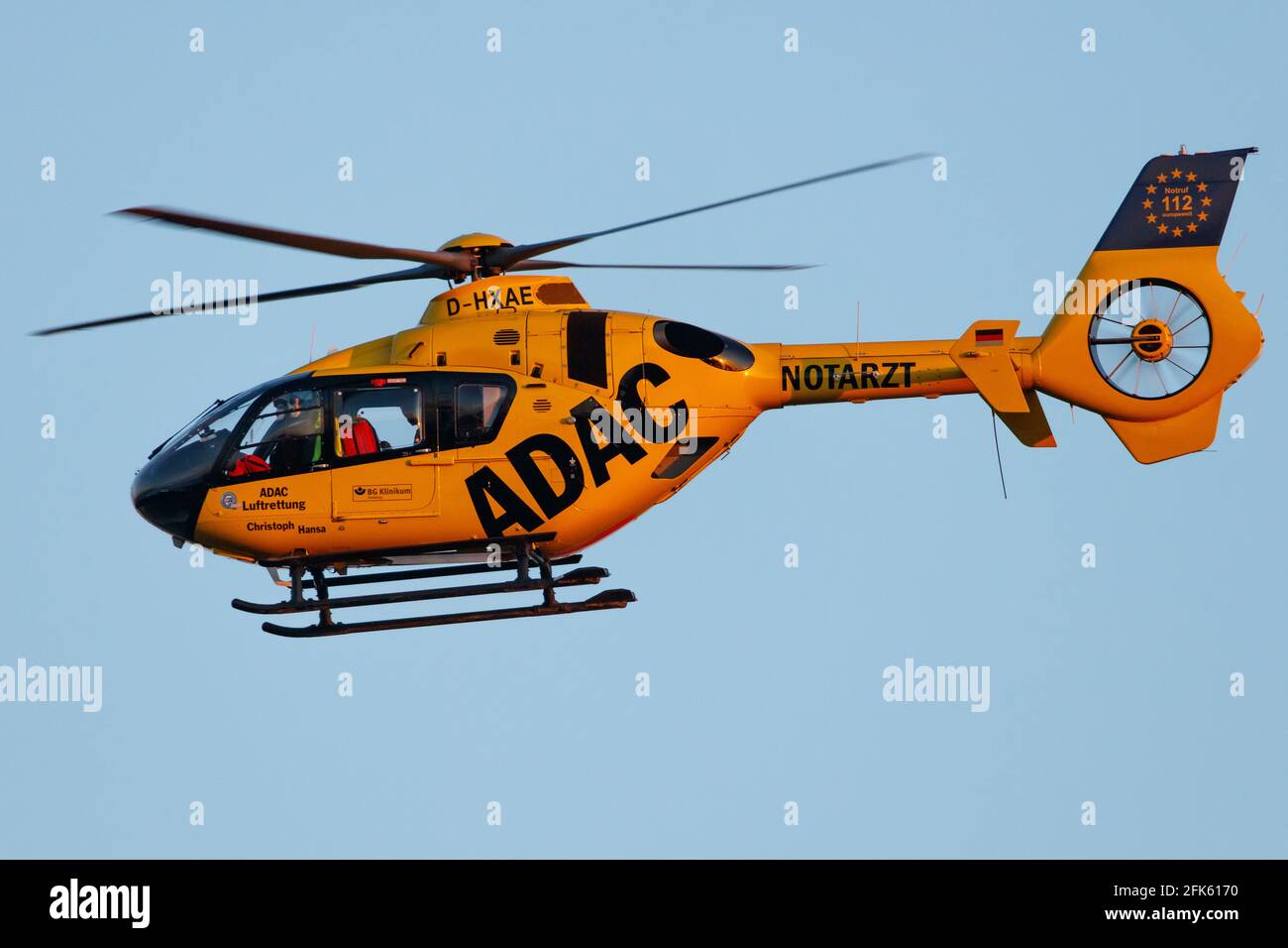 HAMBOURG, ALLEMAGNE - 22 mars 2021 : l'ADAC Luftrettung approche de l'aéroport de Hambourg (EDDH/HAM) avec un Airbus Helicopters H135 EC35 (D-HXAE/0871). Banque D'Images