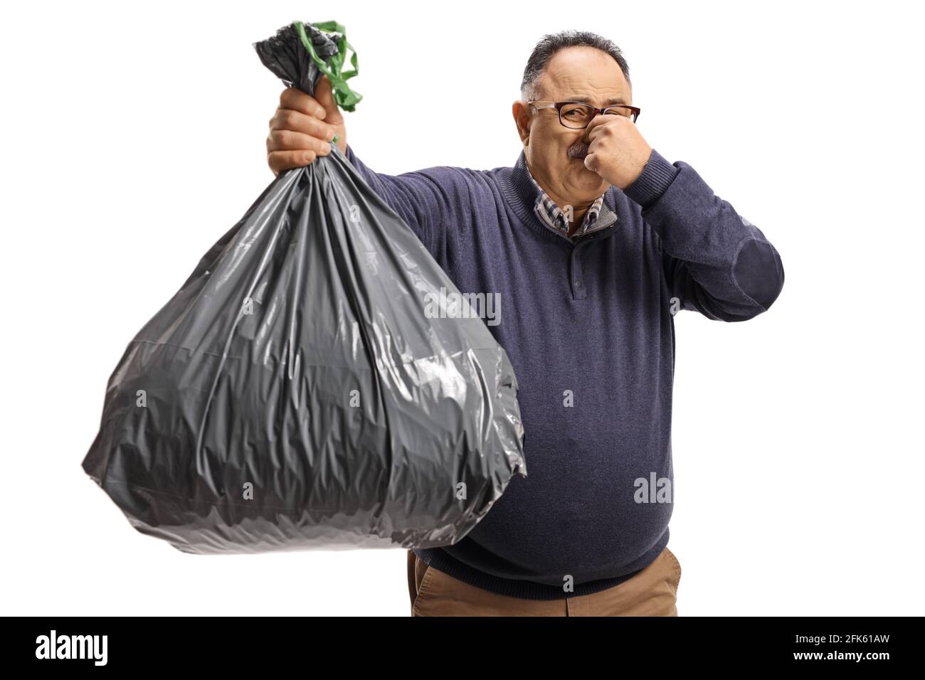 Homme mature tenant un sac de déchets odorant isolé sur blanc arrière-plan  Photo Stock - Alamy