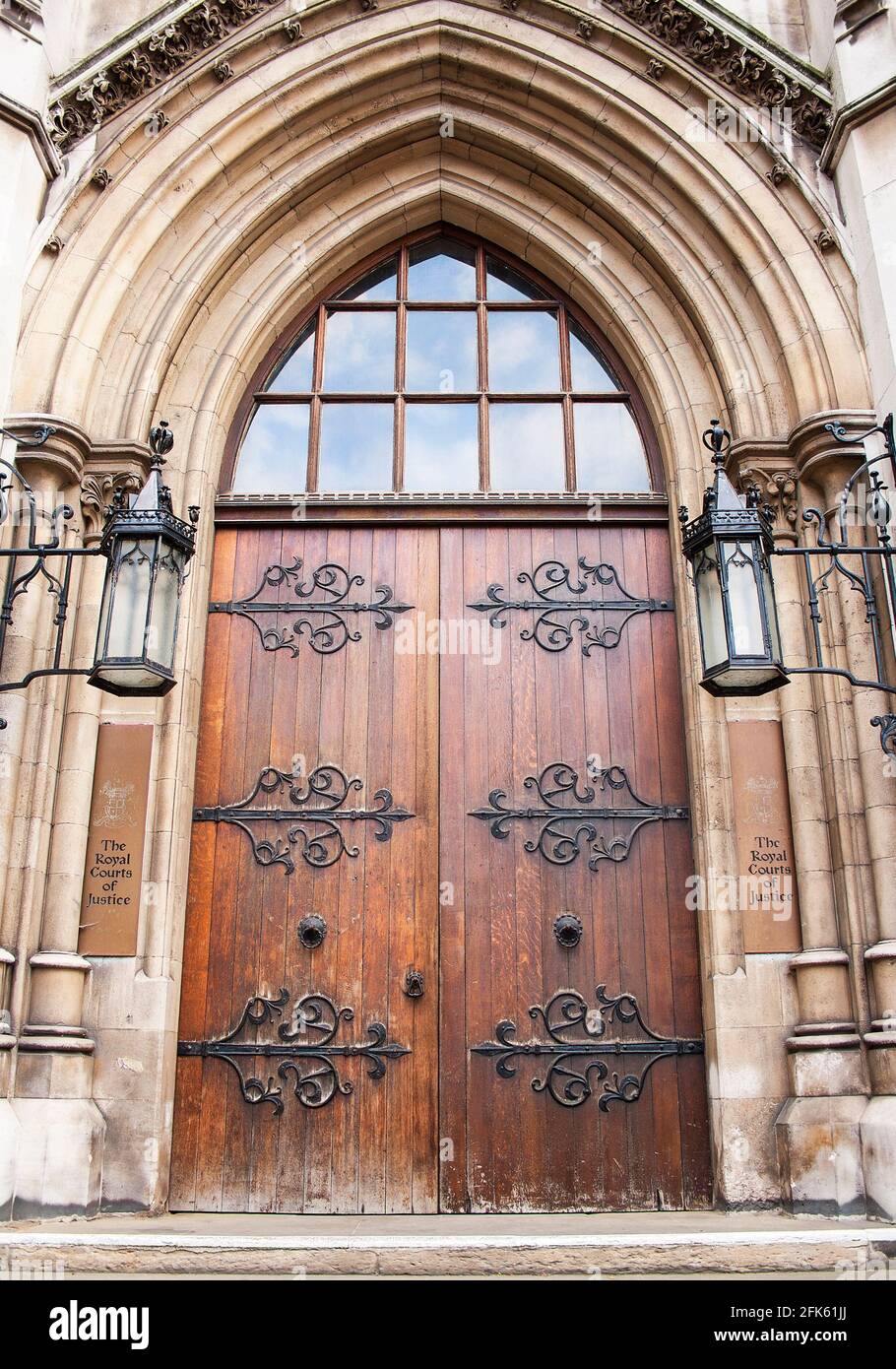 Une porte arrière des cours royales de justice on Carey Street dans le centre de Londres Banque D'Images