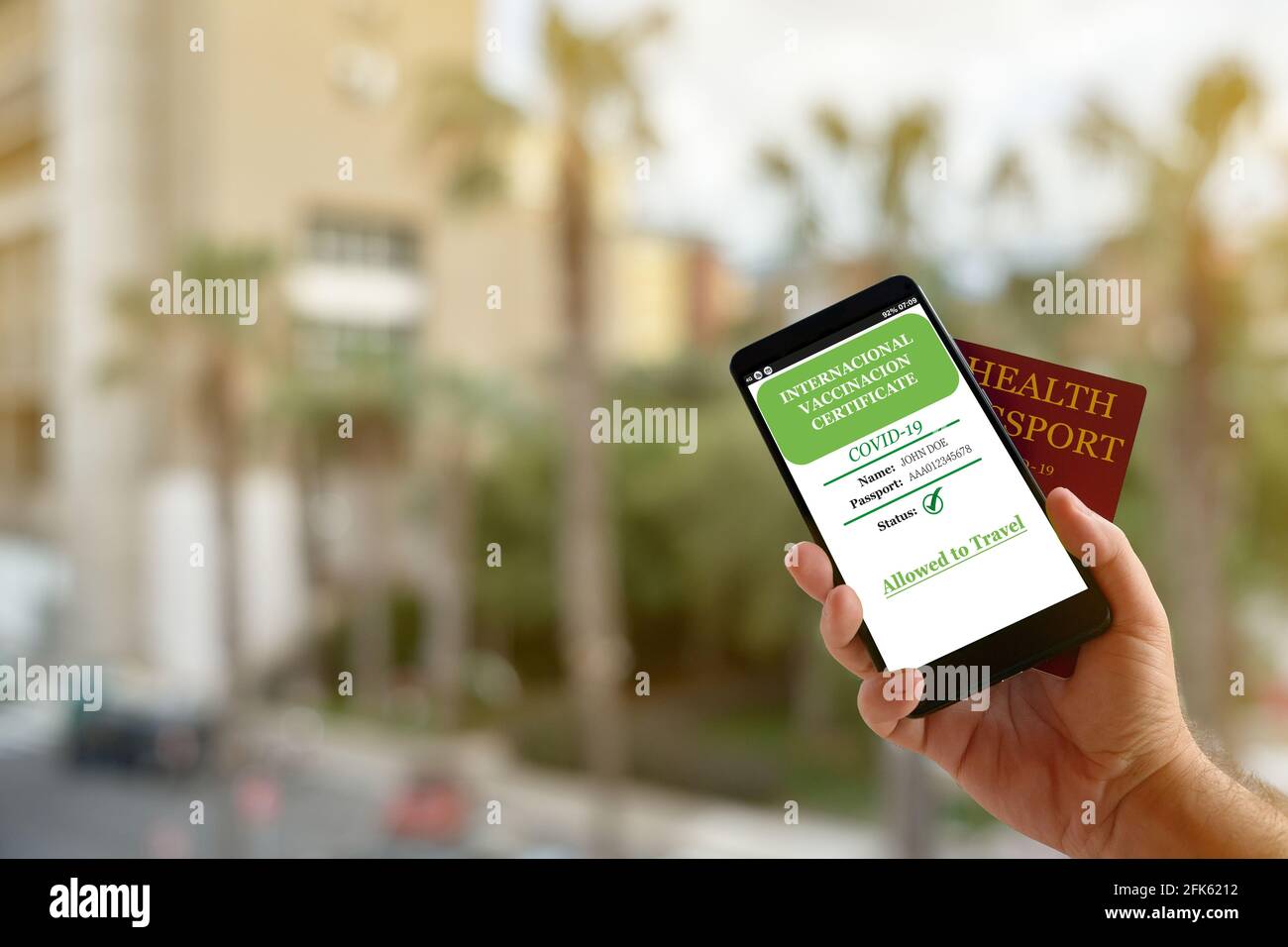 Smartphone avec certificat de vaccination numérique valide COVID-19.passeport d'Inmunity, concepts de santé et de surveillance. Fausses données à l'écran Banque D'Images