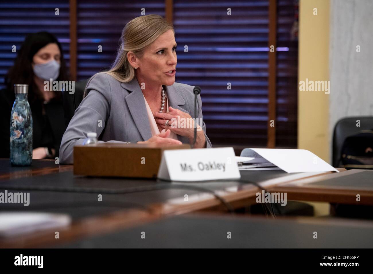 Washington, États-Unis d'Amérique. 28 avril 2021. Shelby Oakley, directrice, marchés et acquisitions de sécurité nationale, Bureau de la responsabilité gouvernementale, comparaît devant une audience du Comité sénatorial des services armés - sous-comité sur l'état de préparation et le soutien à la gestion pour examiner les programmes d'acquisition de la défense et la réforme de l'acquisition, dans l'édifice Russell Senate Office, à Washington, DC, le mercredi 28 avril, 2021. Credit: Rod Lamkey/CNP/Sipa USA Credit: SIPA USA/Alay Live News Banque D'Images