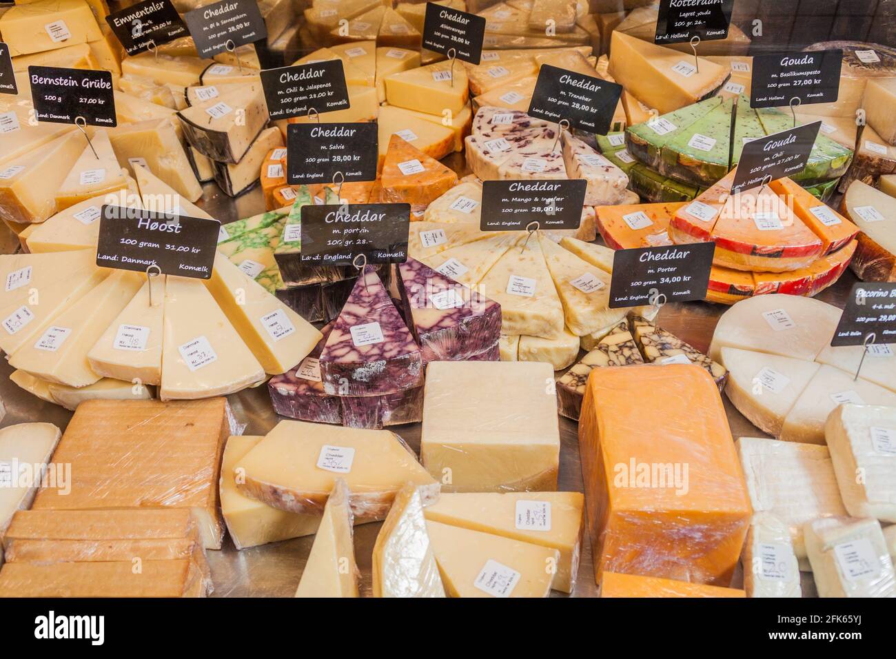 Variété de fromage dans un stalle du marché intérieur de Torvehallerne dans le centre de Copenhague, Danemark Banque D'Images