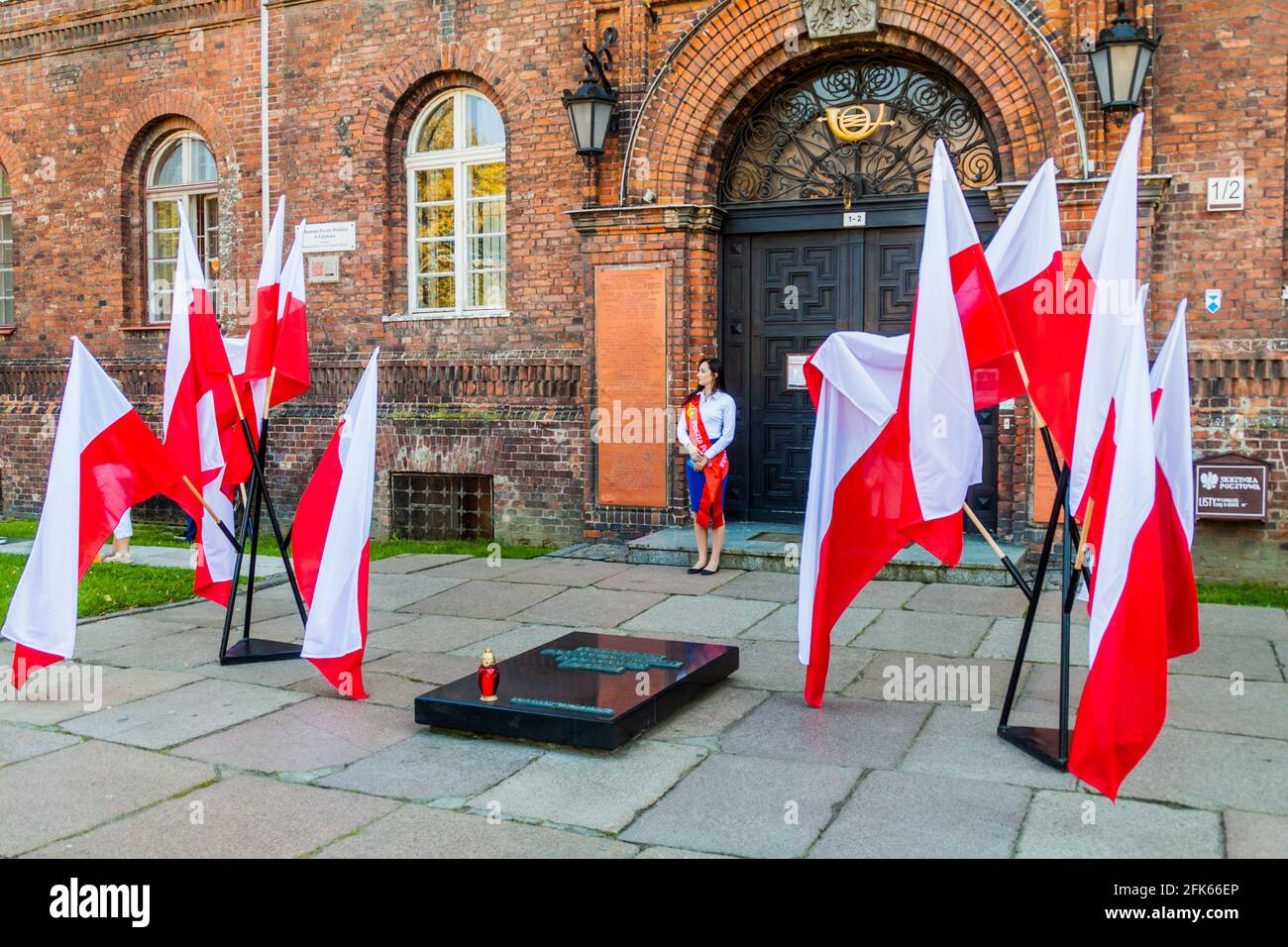 GDANSK, POLOGNE - 1er SEPTEMBRE 2016 : drapeaux polonais commémorant la défense du bureau de poste polonais le 1er septembre 1939. Banque D'Images