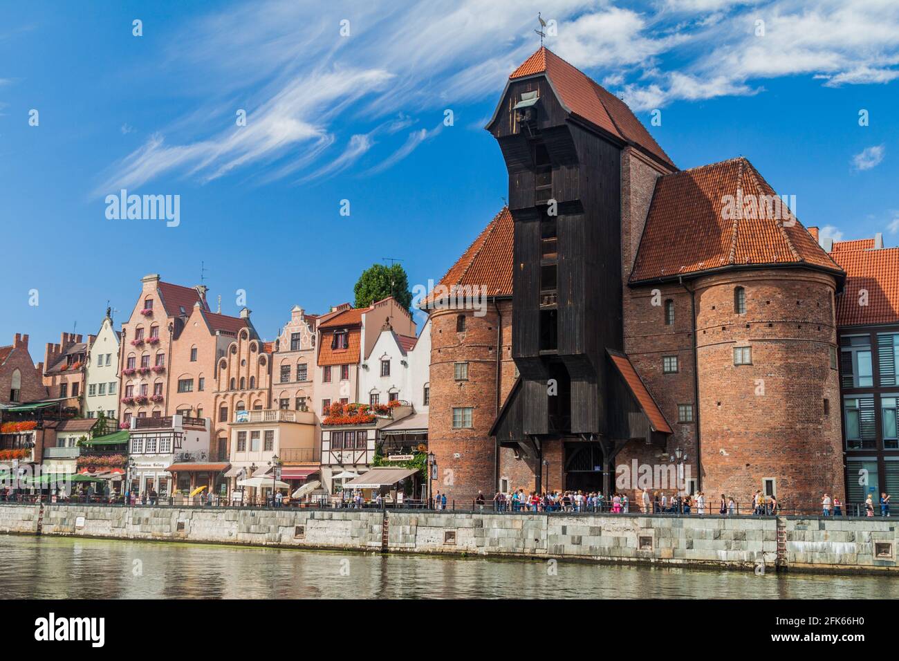 GDANSK, POLOGNE - 2 SEPTEMBRE 2016 : maisons en bord de rivière près de la rivière Motlawa à Gdansk, Pologne. Grue médiévale en arrière-plan. Banque D'Images