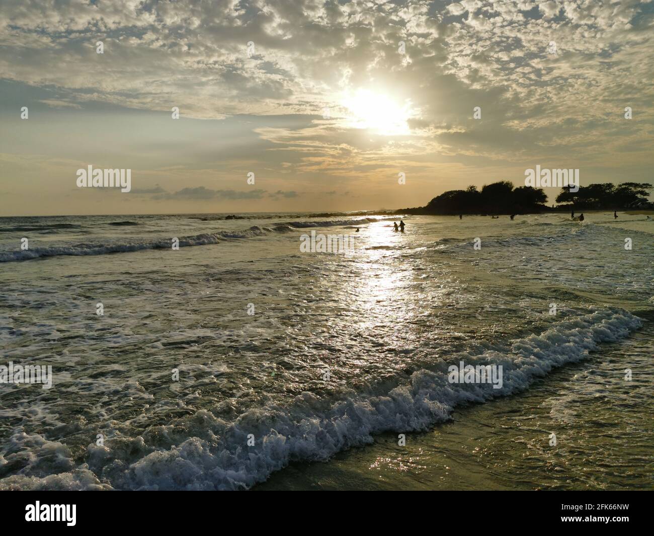 Eau de mer mousseuse reflétant les rayons du soleil Banque D'Images