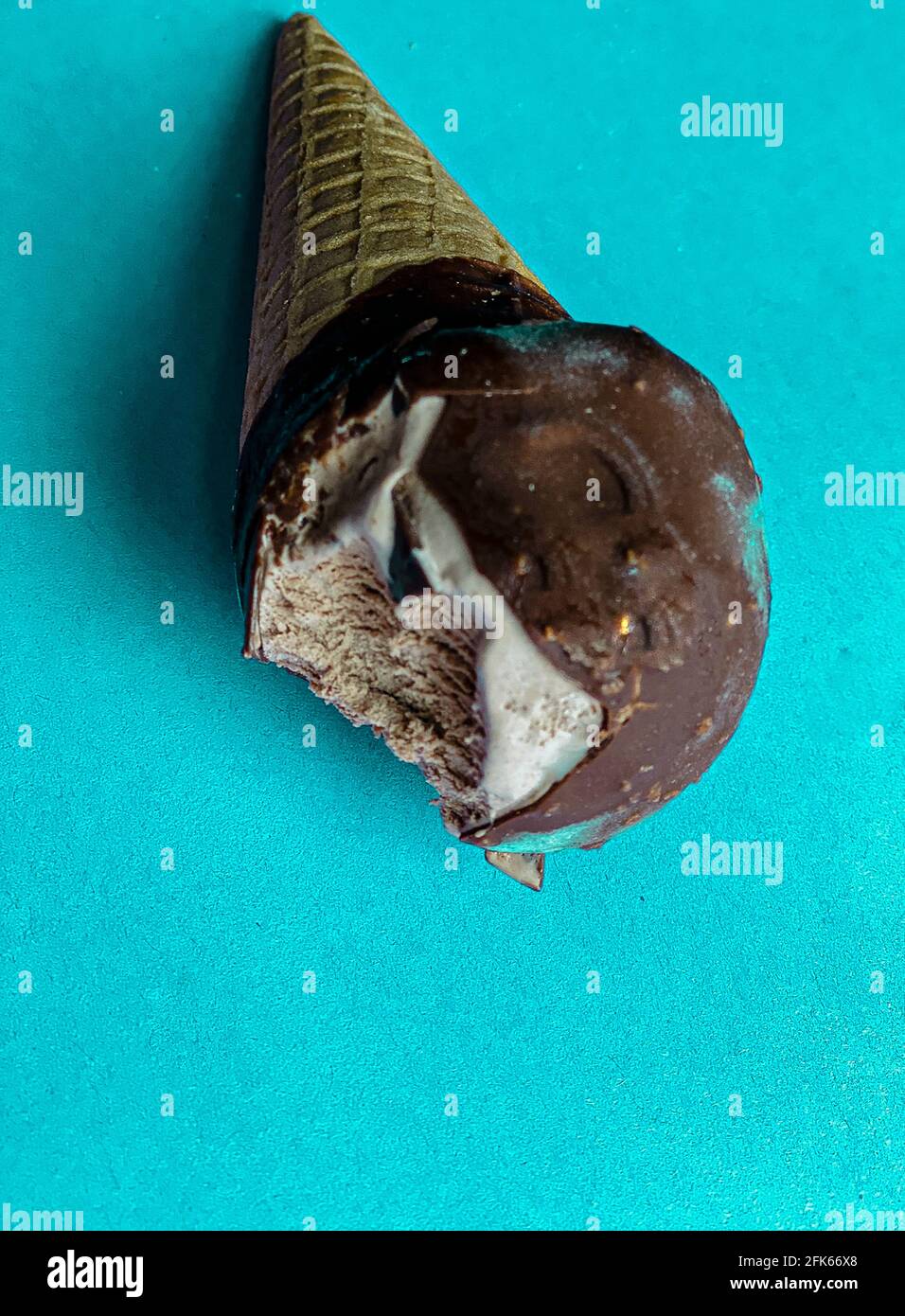 mordu cône de glace au chocolat, siège vide Banque D'Images