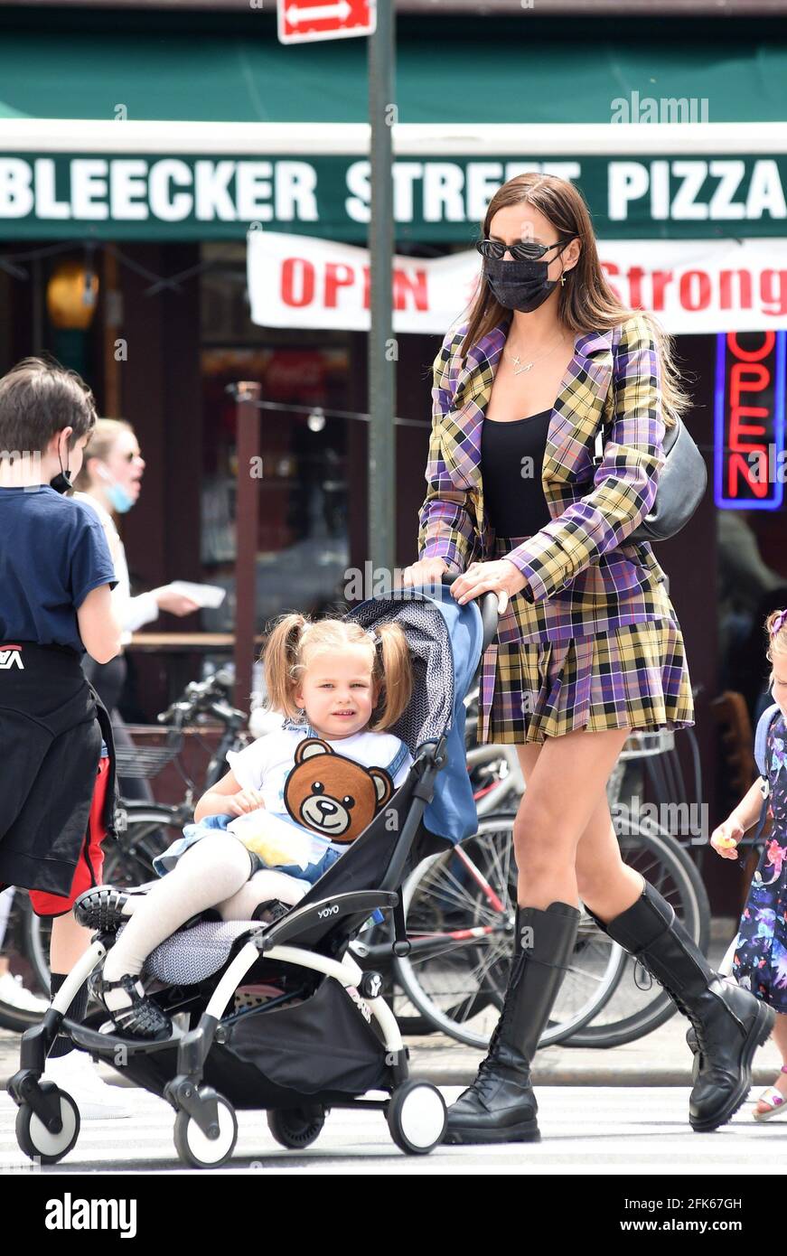 New York, NY, États-Unis. 28 avril 2021. Irina Shayk Out and About for Celebrity candids - WED, New York, NY 28 avril 2021. Crédit : Kristin Callahan/Everett Collection/Alay Live News Banque D'Images