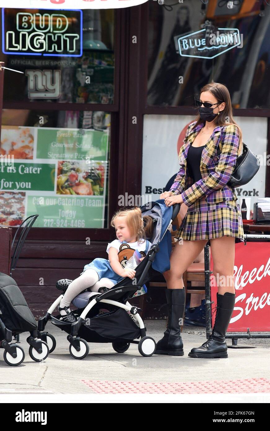 New York, NY, États-Unis. 28 avril 2021. Irina Shayk Out and About for Celebrity candids - WED, New York, NY 28 avril 2021. Crédit : Kristin Callahan/Everett Collection/Alay Live News Banque D'Images