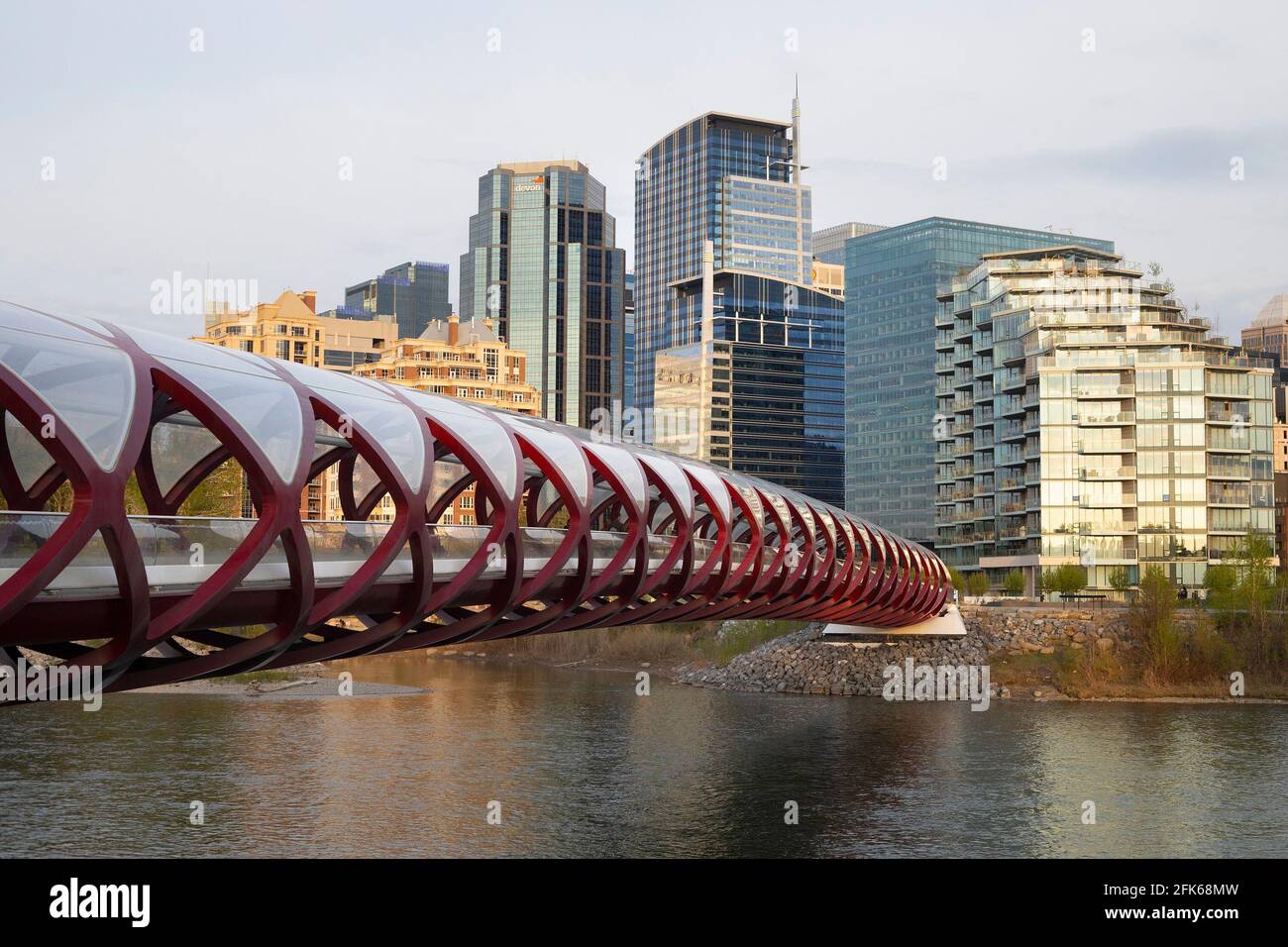 Pont Peace de l'autre côté de la rivière Bow et du centre-ville de Calgary Banque D'Images