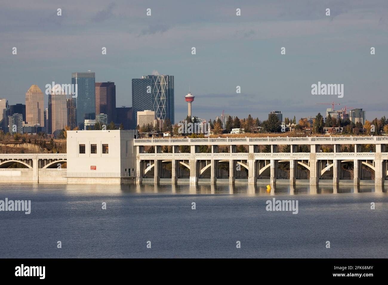 Le barrage et le réservoir de Glenmore sur la rivière Elbow fournissent à Calgary de l'eau potable et des mesures d'atténuation des crues. Horizon du centre-ville à l'arrière. Banque D'Images