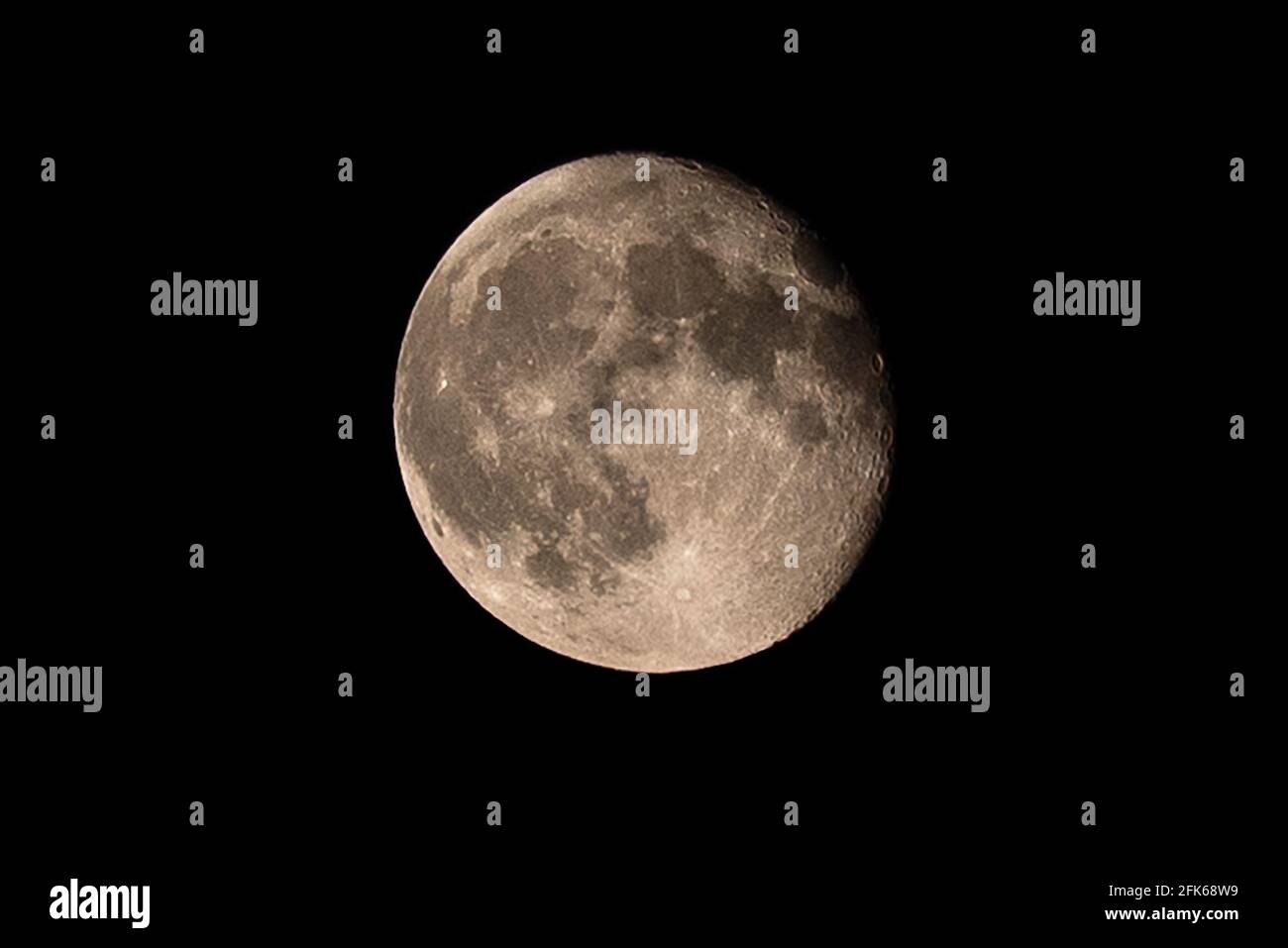 Météo Royaume-Uni. Birmingham, Royaume-Uni. 29 avril 2021: Une lune Gibbous de 94.7% de déclin est vue dans le ciel du Royaume-Uni tôt ce matin. Credit: Ryan Underwood / Alamy Live News Banque D'Images