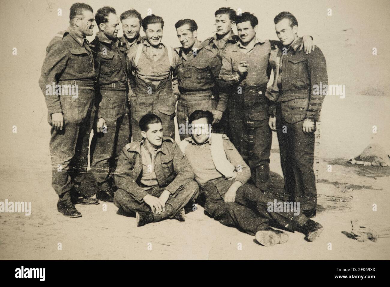 Soldats de l'armée polonaise pendant la Seconde Guerre mondiale Poser pour une photo de groupe pendant la campagne du Moyen-Orient vers 1943 Banque D'Images